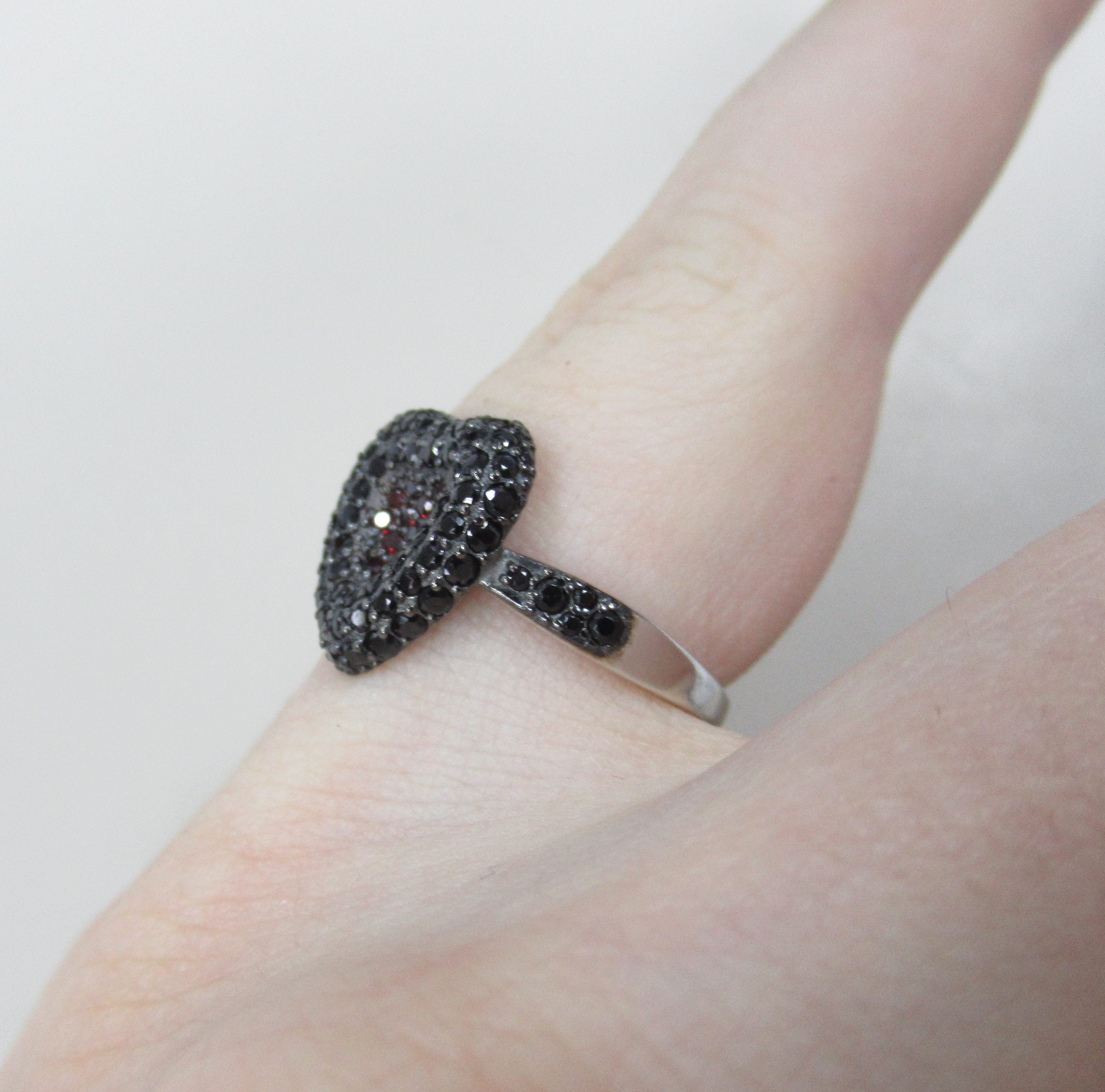 Серебряное кольцо с гранатами и шпинелью "Сердце"